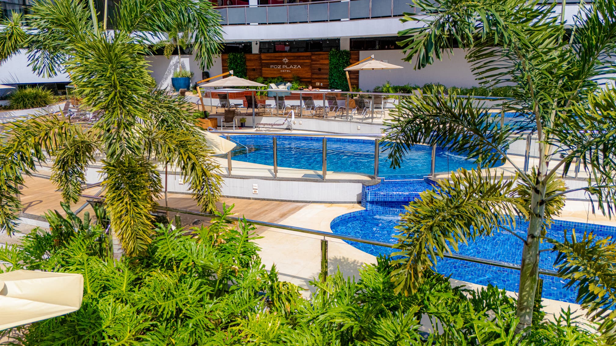Foz Plaza Hotel — Piscina com vista para o pôr do sol