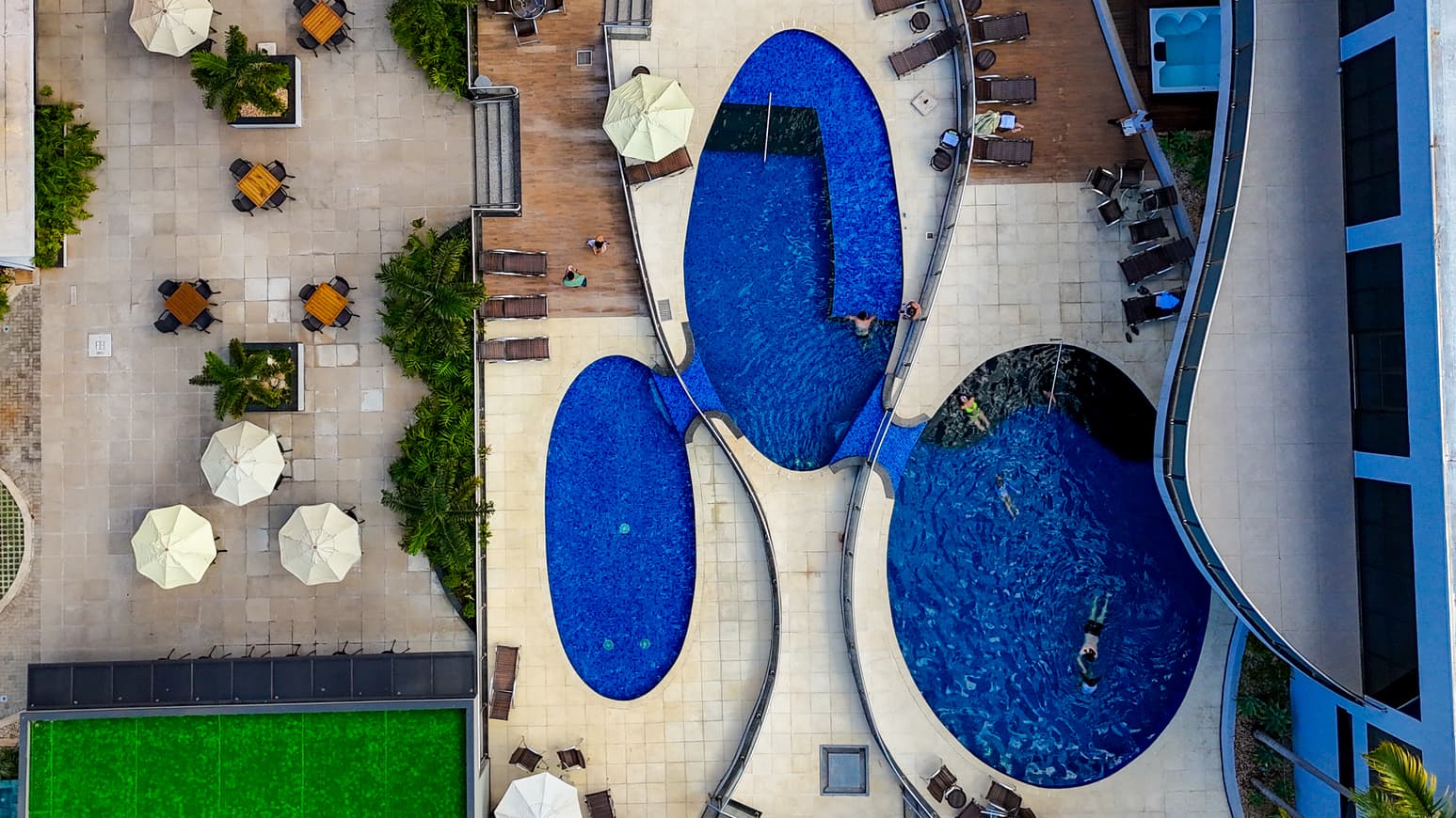 Foz Plaza Hotel — Piscina com vista para o pôr do sol
