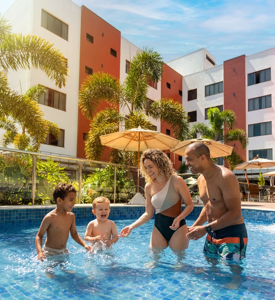 Foz Plaza Hotel — Piscina com família